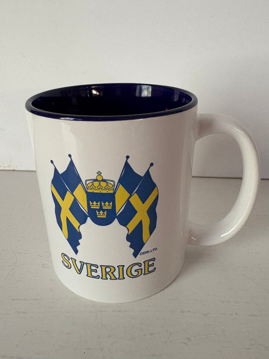 A large ceramic mug with the Swedish crest and flags.