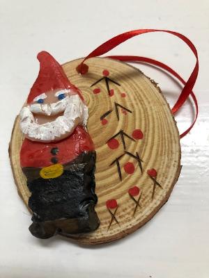 Nisse/Tomte/Tonttu on Wood