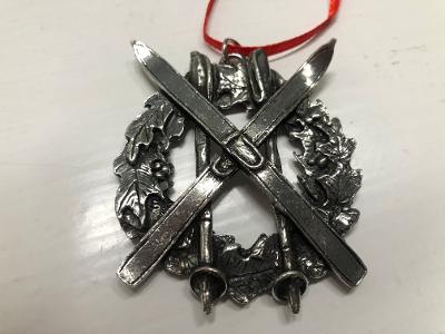 Skis in Wreath, Norwegian Pewter, 3".